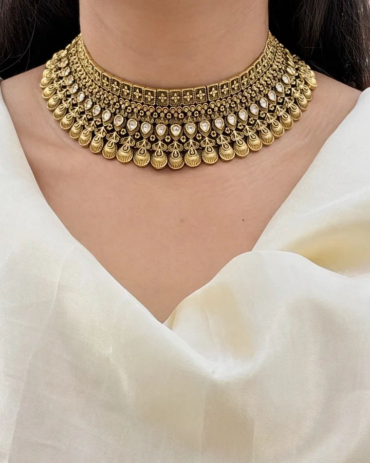 Luxurious antique gold kundan choker necklace, statement dangle earrings and maang tikka jewelry set — kundan choker set Calgary