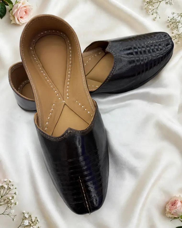 Black textured croc-pattern leather men's jutti
