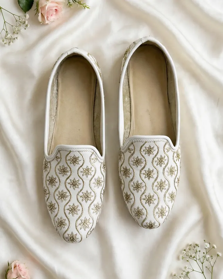 Gold and ivory thread embroidered men's jutti