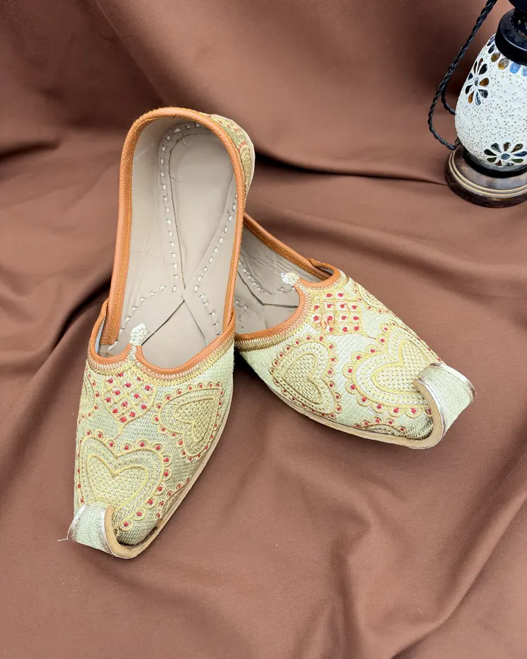 Men's champagne gold heart pattern embroidered Punjabi jutti — men's jutti Calgary