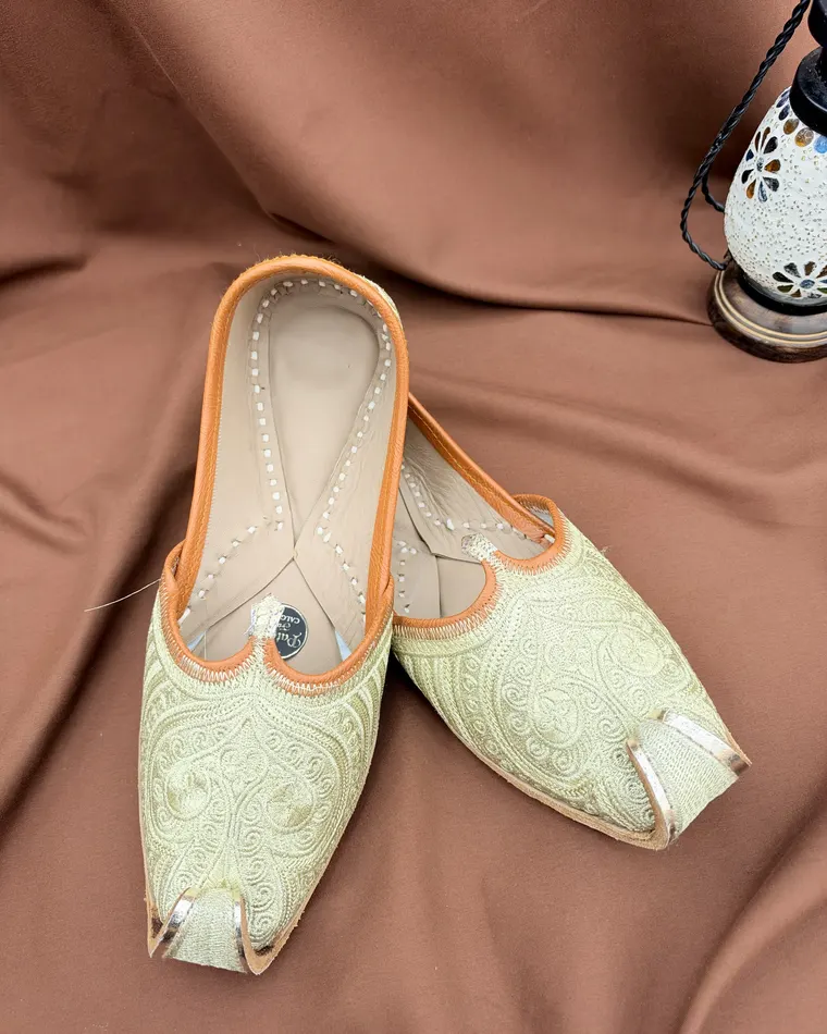 Men's champagne gold paisley embroidered Punjabi jutti — men's jutti Calgary