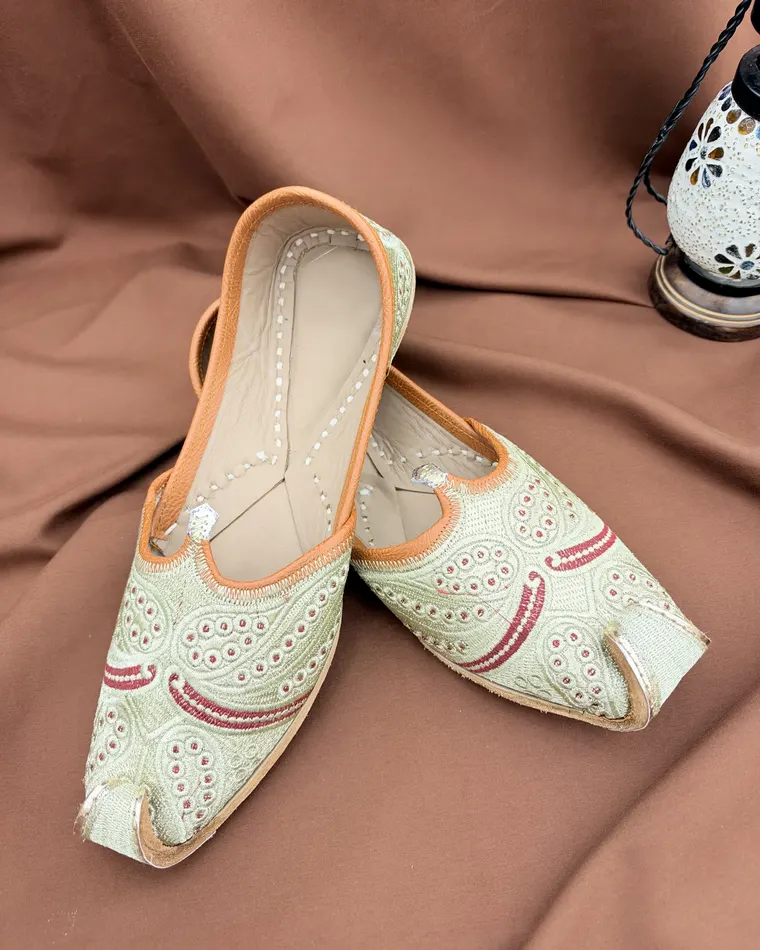 Men's champagne gold Punjabi jutti with red accent paisley embroidery — men's jutti Calgary