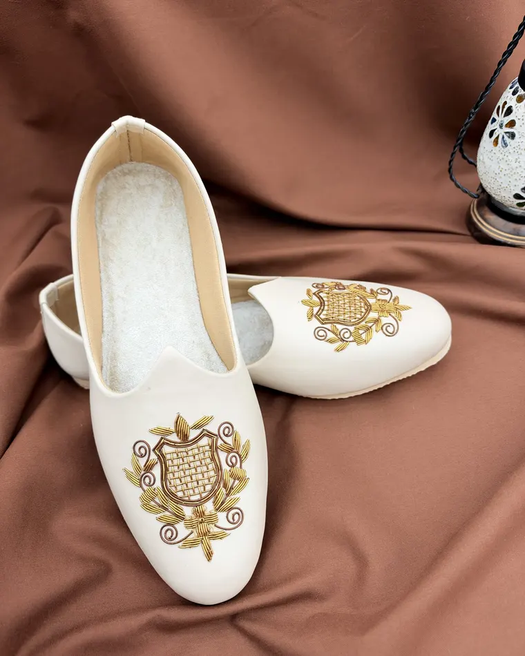 Men's cream crest embroidered Punjabi jutti — men's jutti Calgary