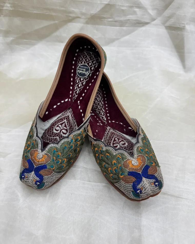 Traditional velvet jutti with peacock motif embroidery — women's ethnic jutti Calgary
